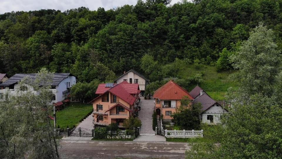 Dupa apa la Razvan Sighetu Marmaţiei Exterior foto