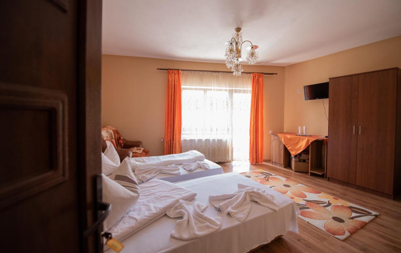 Dupa apa la Razvan Sighetu Marmaţiei Exterior foto