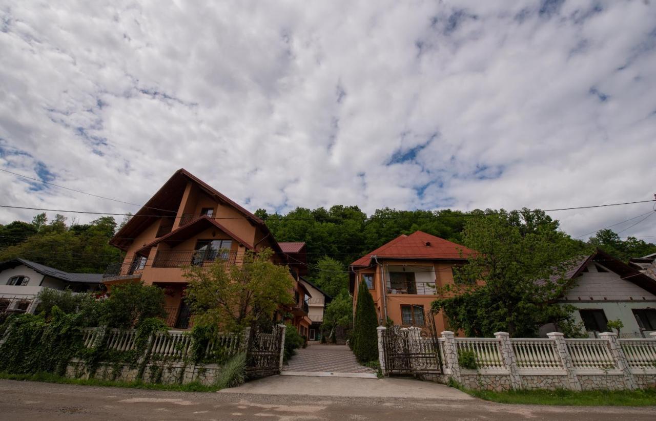 Dupa apa la Razvan Sighetu Marmaţiei Exterior foto