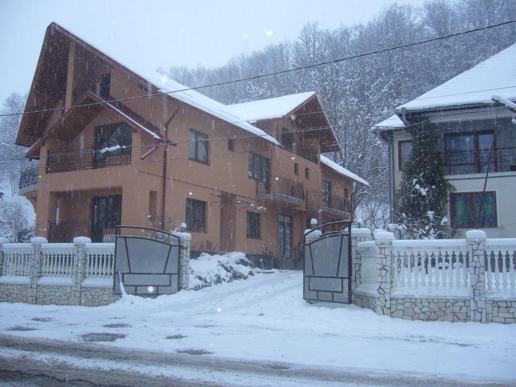 Dupa apa la Razvan Sighetu Marmaţiei Exterior foto